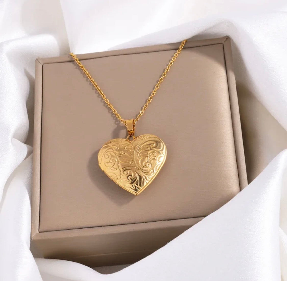 Stainless Steel 18K Gold Plated Sweet Heart Shape Pendant Locket Necklace