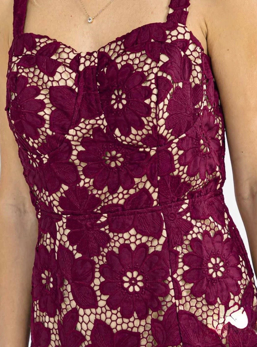 WOMEN'S SLEEVELESS FRONT SLIT CROCHET
MIDI DRESS