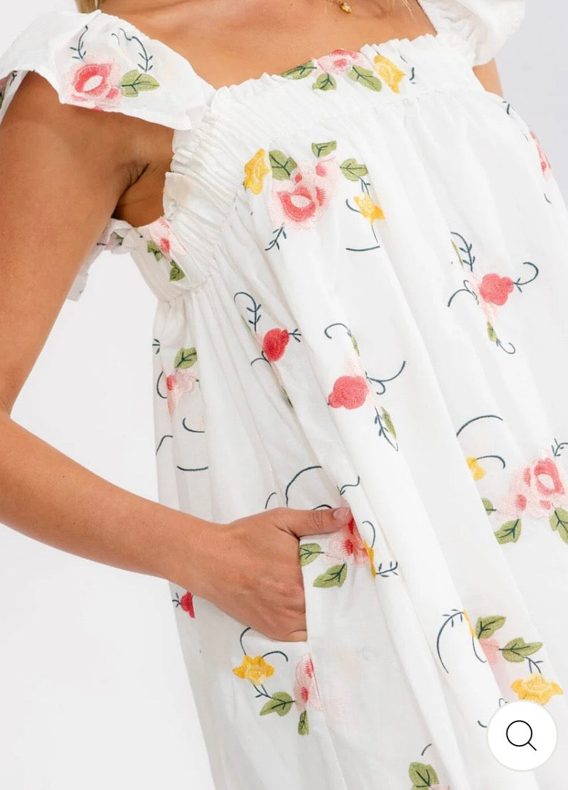 JUST ME WOMEN'S SLEEVELESS SOUARE NECK FRONT POCKETS FLORAL EMBROIDERY
MAXI DRESS