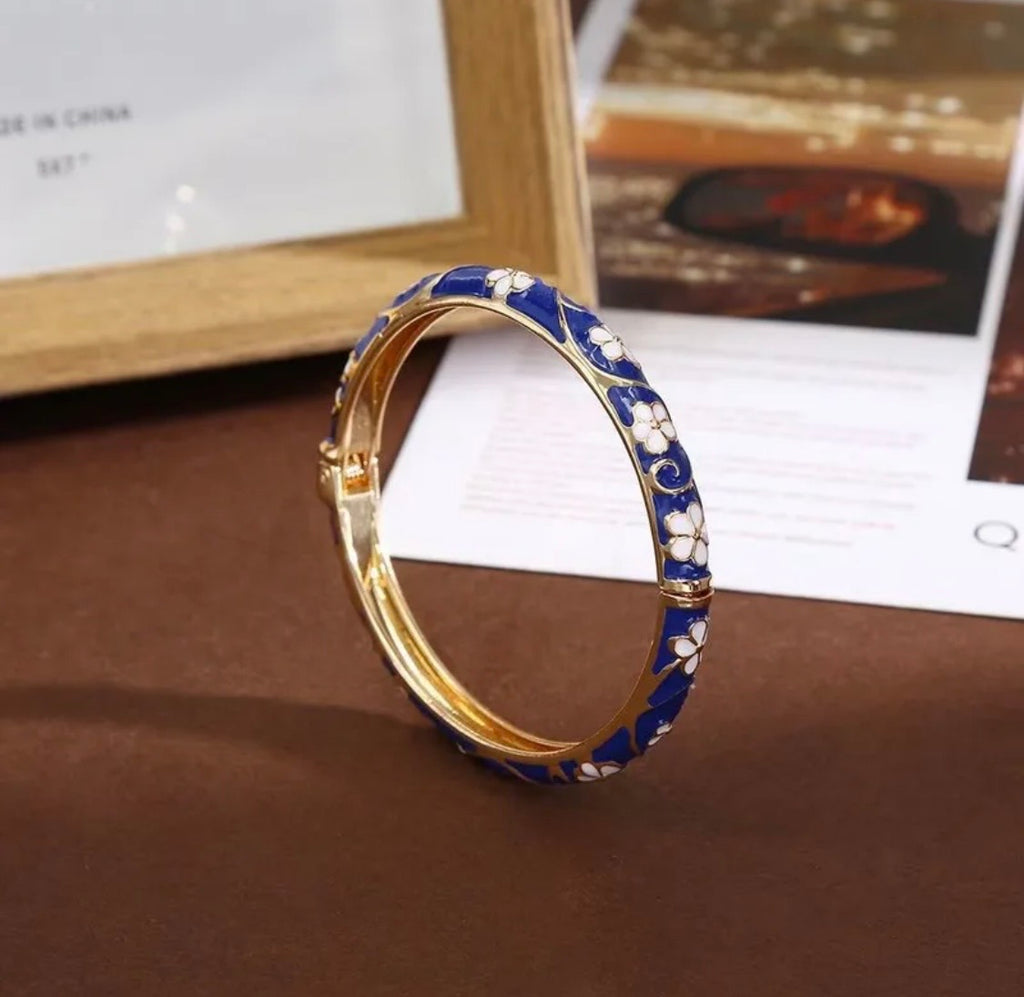 Vintage Style Metal Bangle With Electroplated Enamel Finish In Classic Colour
